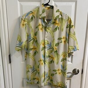 Tommy Bahama Silk Floral Hawaiian Short Sleeve Shirt Men’s Size Small Vacation